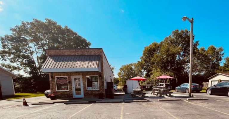 One Small Ohio Restaurant Is Serving Burgers That Are Quietly Winning Over The Midwest