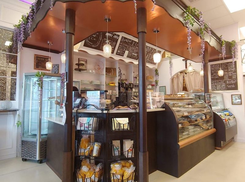 Operating Hours That Fit Both Morning Cravings And Lunch Plans