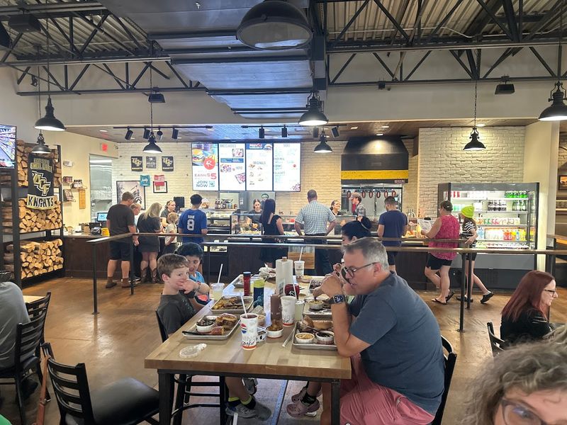 Operating Hours That Work For Both Lunch Crowds And Dinner Plans