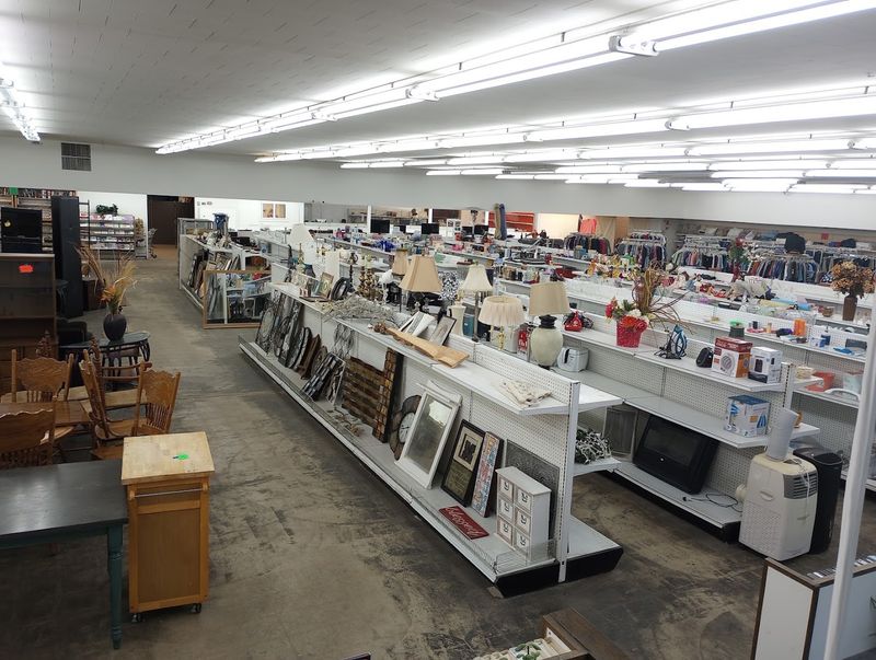 Oroville Warehouse Thrift - 1412 Ironwood St, Oroville