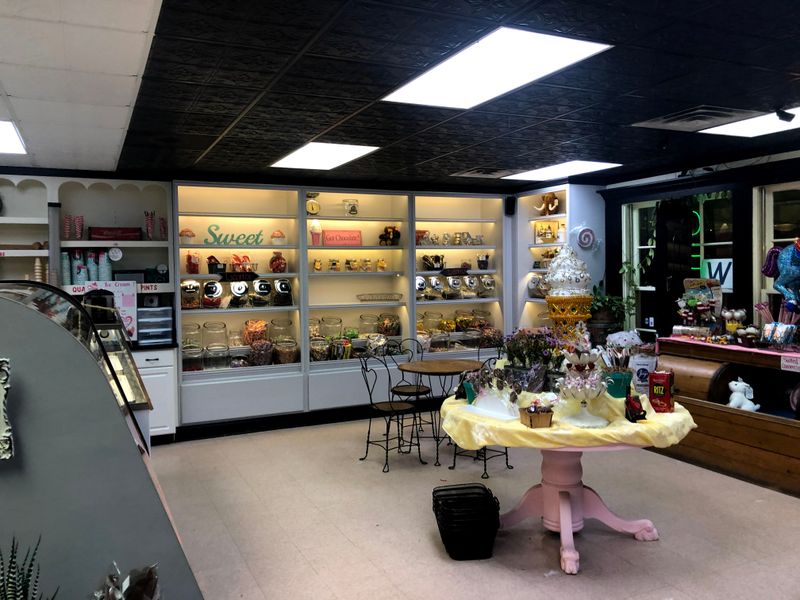 Mellie's Chocolate & Co., Crystal Lake