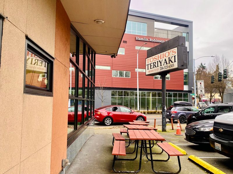 Outdoor Tables And A Parking Lot Make Stopping By Painless Outdoor Tables And A Parking Lot Make Stopping By Painless