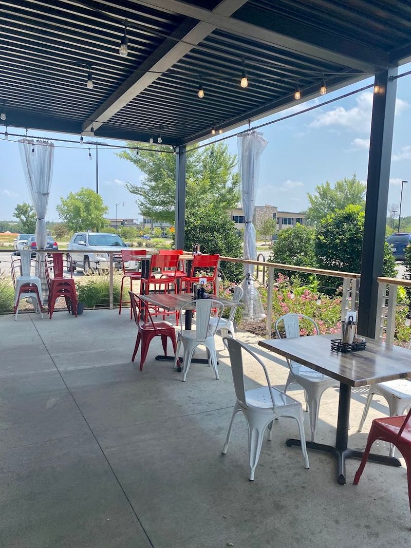Outdoor Tables With An Easygoing Feel