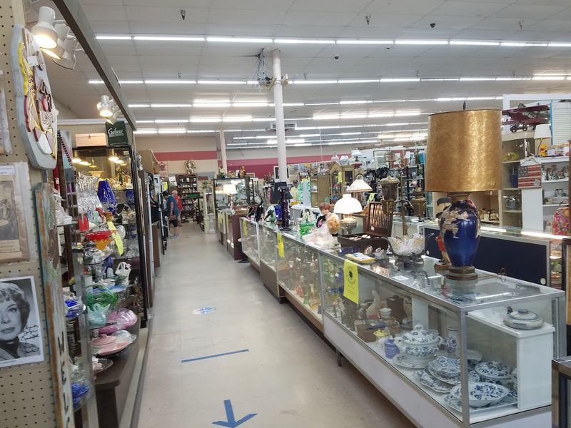 True Antiques And Vintage Pieces