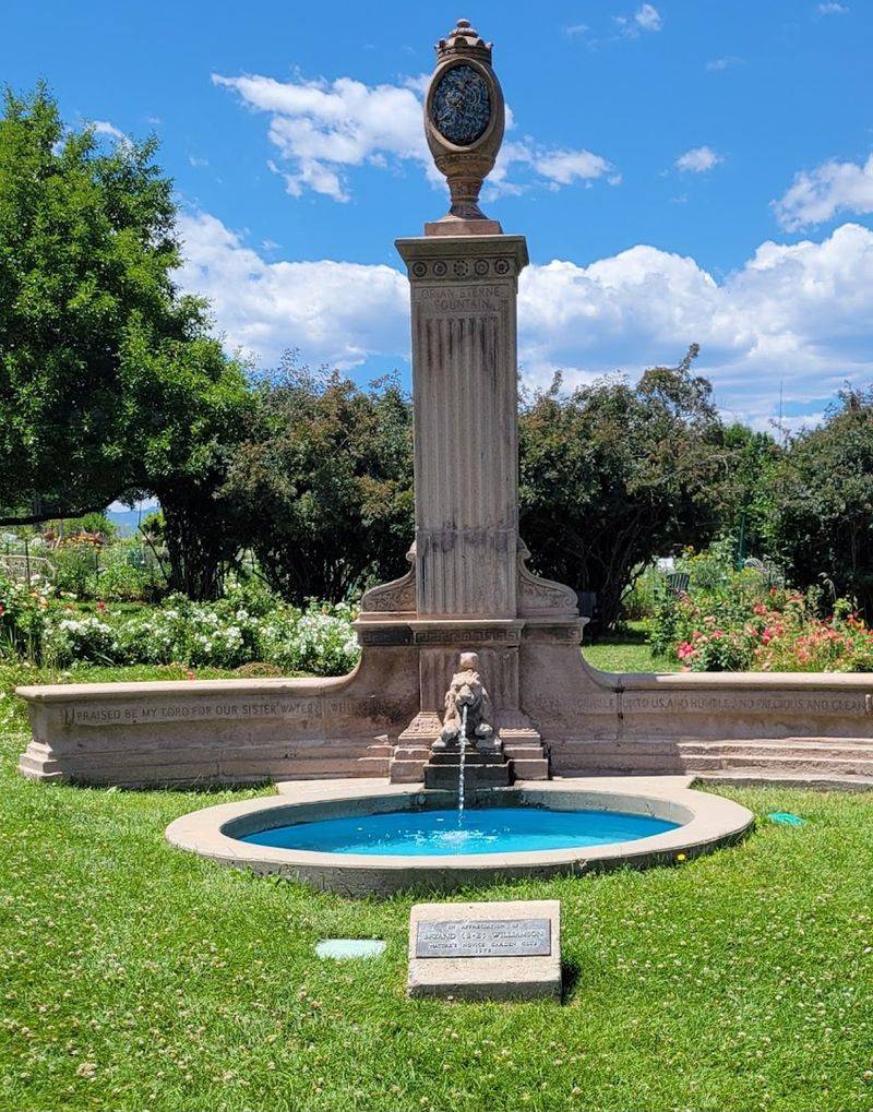 The Lion-Head Fountain That Anchors the Whole Scene