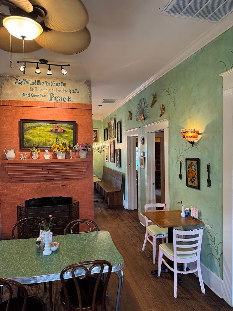 SkyLark Cafe, Leslie