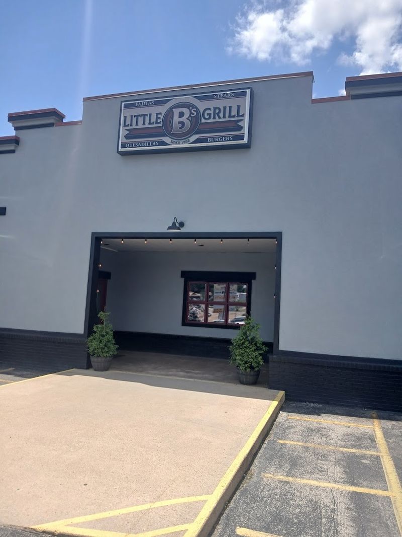 Ozark Highway Stop Drawing Steady Crowds
