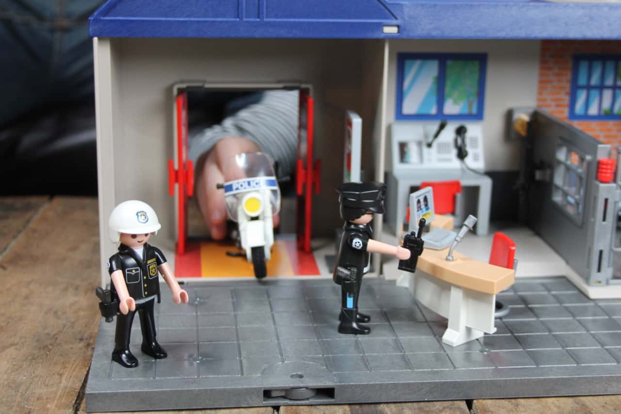 Playmobil take best sale along police station