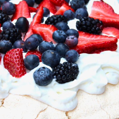 berry pavlova