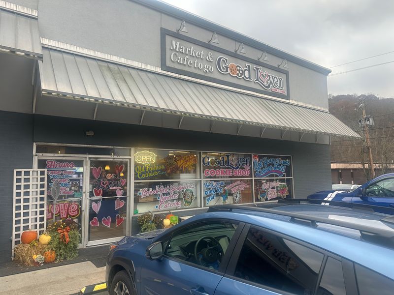 Good L'Oven Cookie Shop Too