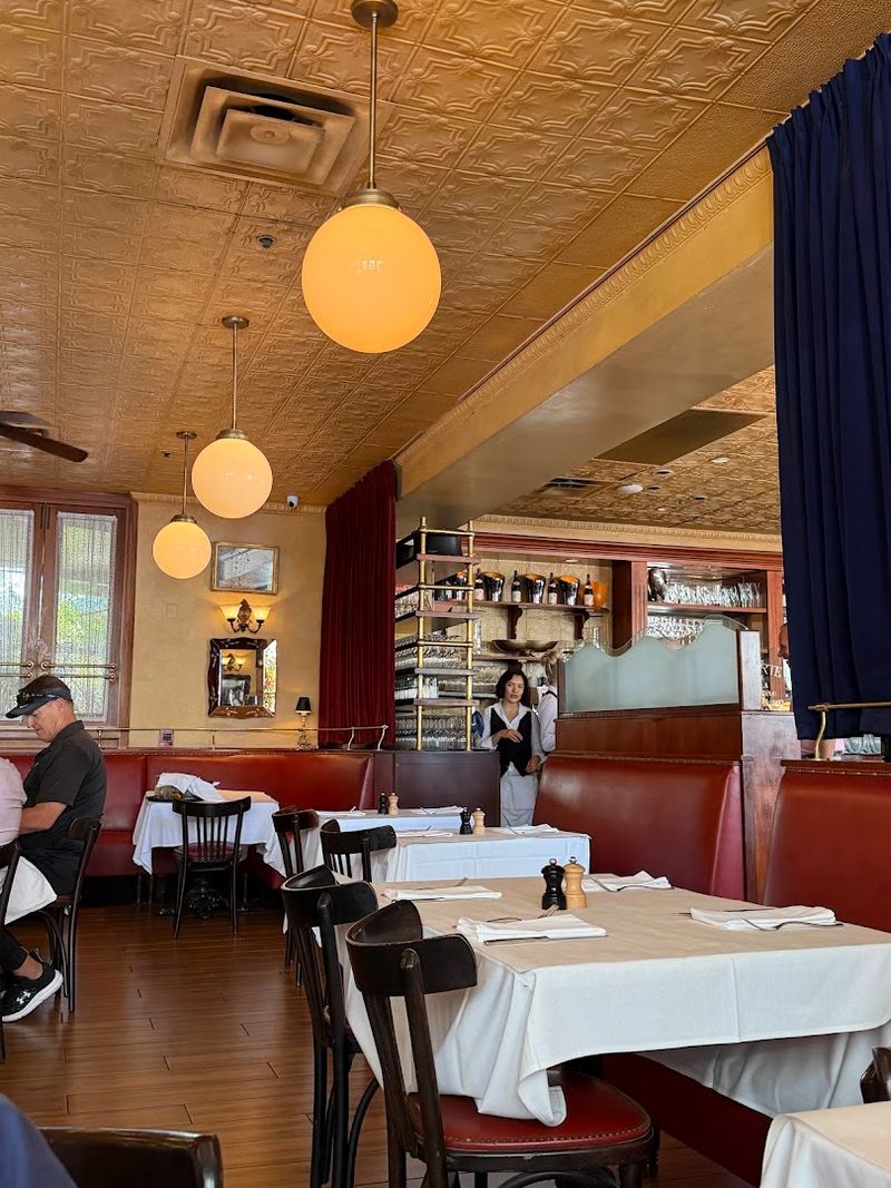 The Oyster Bar That Brings Ocean To Desert