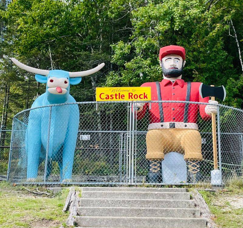 Paul Bunyan And Babe Make The Best Photo Buddies In Town