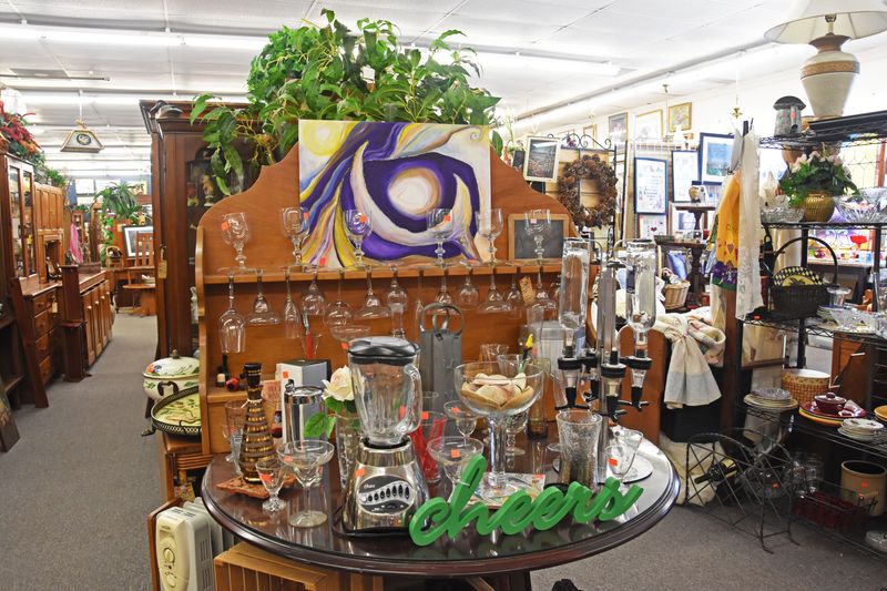 EZSELLUSA ANTIQUE MALL AND CONSIGNMENT CENTER