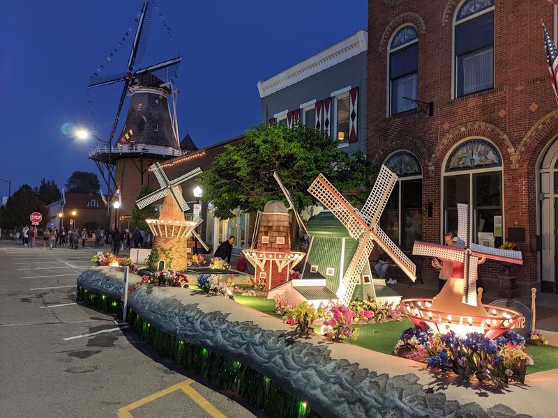 Pella's Dutch Christmas Market That Glows In December