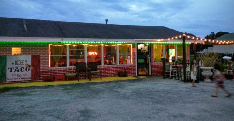 People Cross County Lines In Florida Just To Have A Bite At These Soul Food Icons