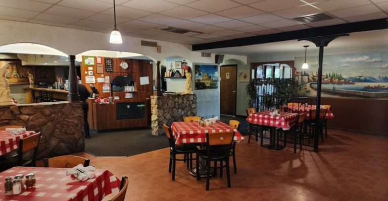 People Drive From All Over Arizona For The Ridiculously Delicious Italian Food At This No-Frills Restaurant