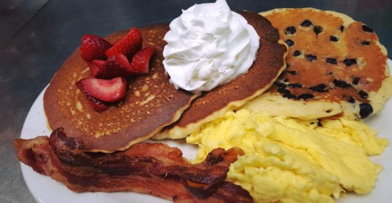 People Drive From All Over Illinois To Start Their Morning At These Incredible Pancake Houses