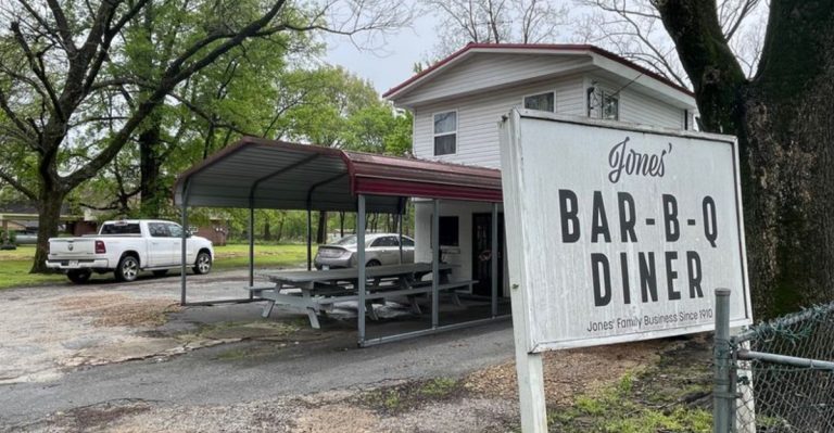 People Travel Across Arkansas Just To Enjoy These 14 Beloved Southern Comfort Spots