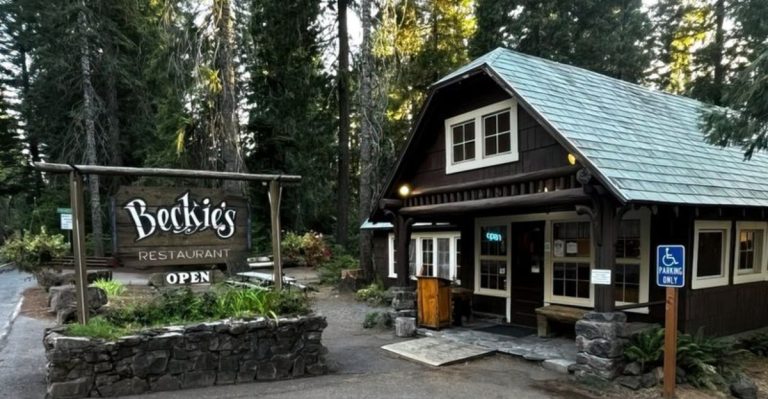 People Travel Hours In Oregon Just To Enjoy The Comfort Food At This Small-Town Café