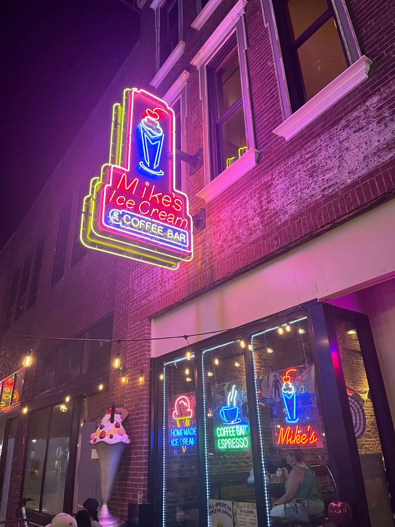 Late Night Hours For Evening Cravings