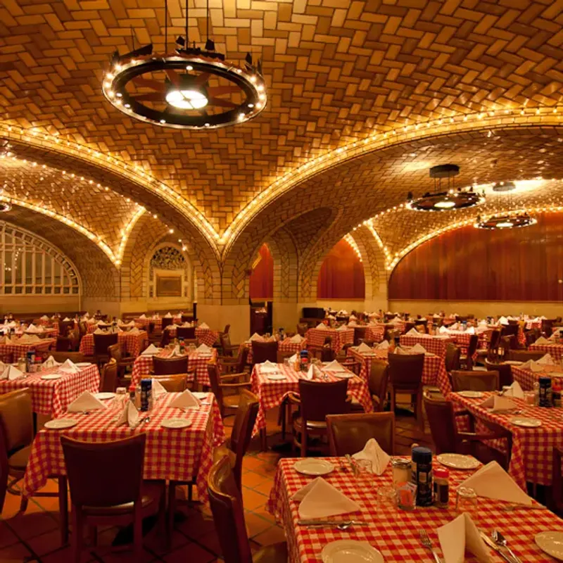 Grand Central Oyster Bar – Seafood Beneath the Stars