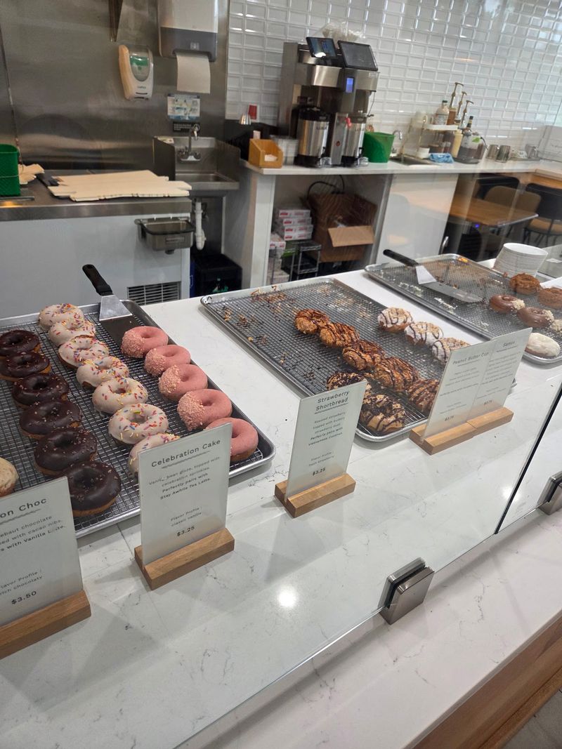 Petit Three Doughnuts, Aurora