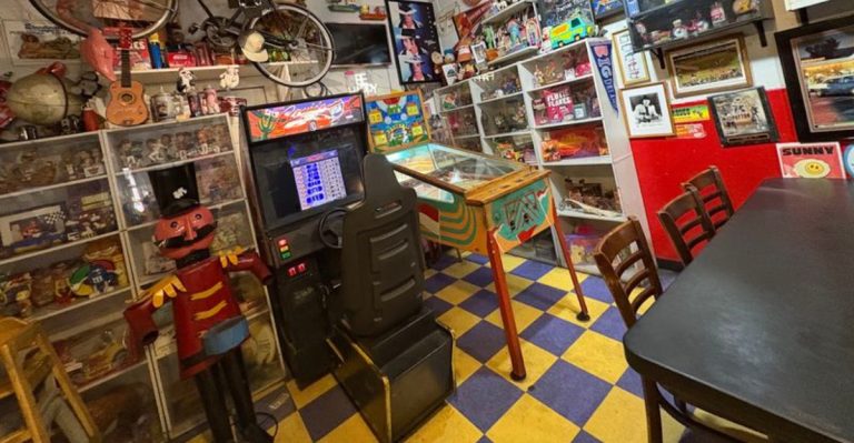 Phoenix Locals Have Been Gatekeeping These Legendary Arizona Wings For Decades