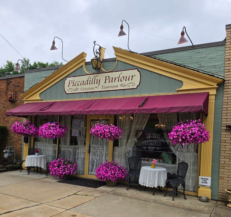 Piccadilly Parlour Victorian Tearoom, Canfield