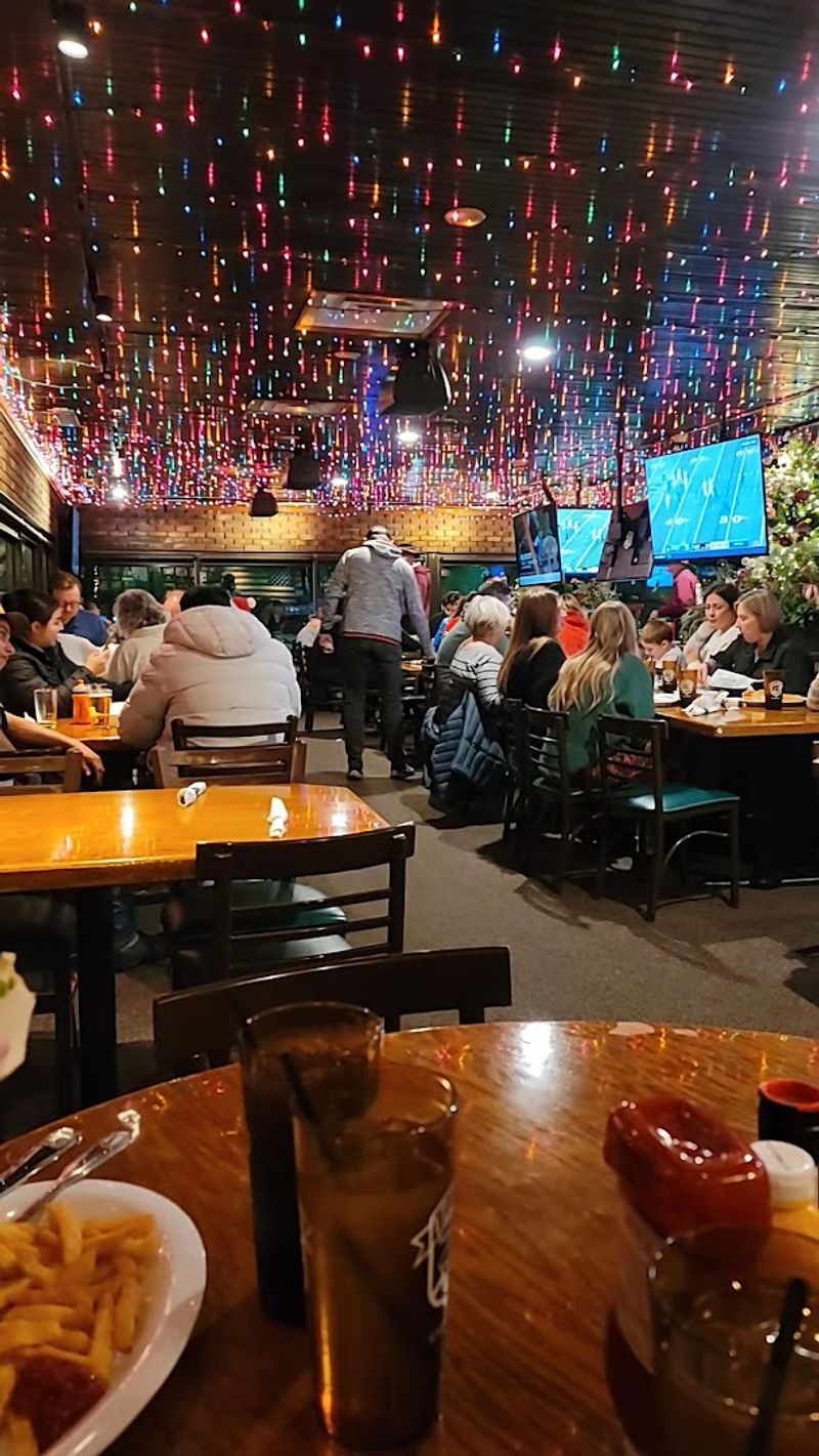 Village Tavern & Grill - Schaumburg