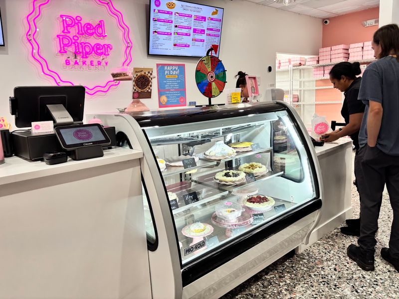 Pied Piper Bakery, Mesa