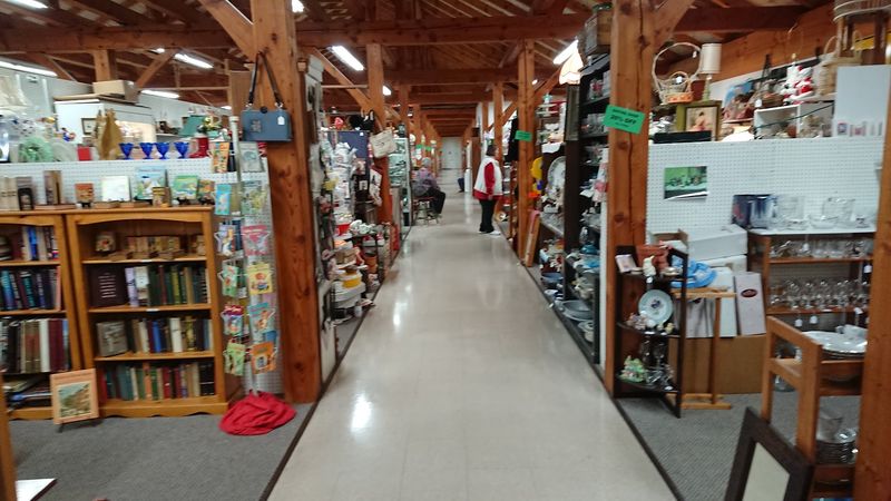Pine Hills Antique Mall, Reinholds, Pennsylvania Pine Hills Antique Mall, Reinholds, Pennsylvania