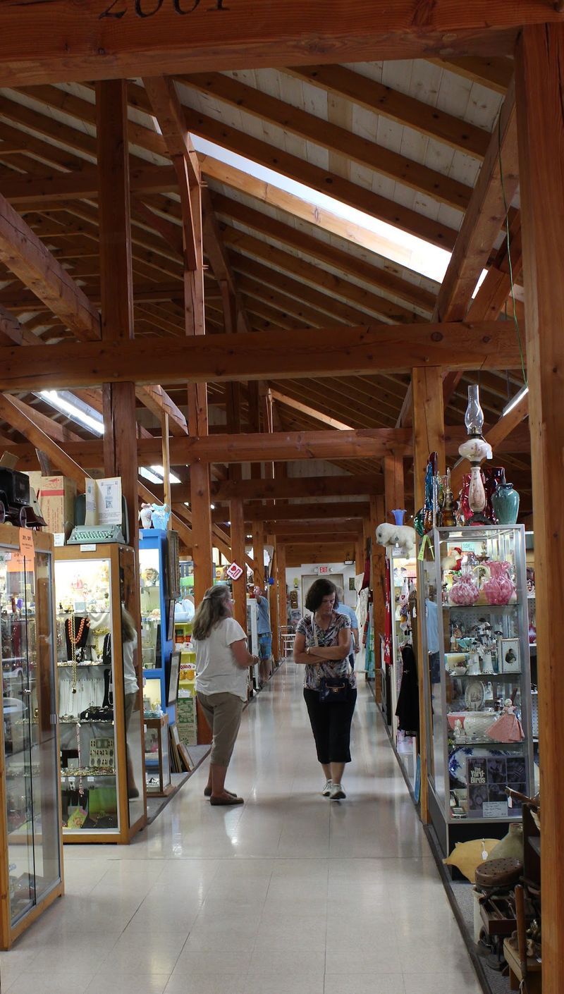 Pine Hills Antique Mall, Reinholds, Pennsylvania