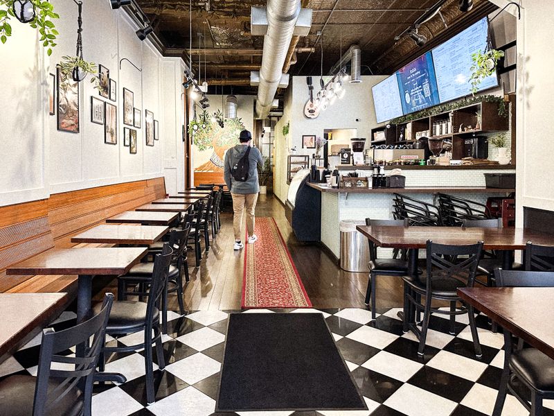 Oud Coffee & Cafe, Chicago