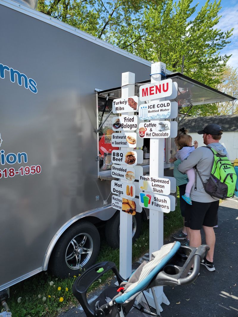 Food Trucks Turn Shopping Into an All-Day Event