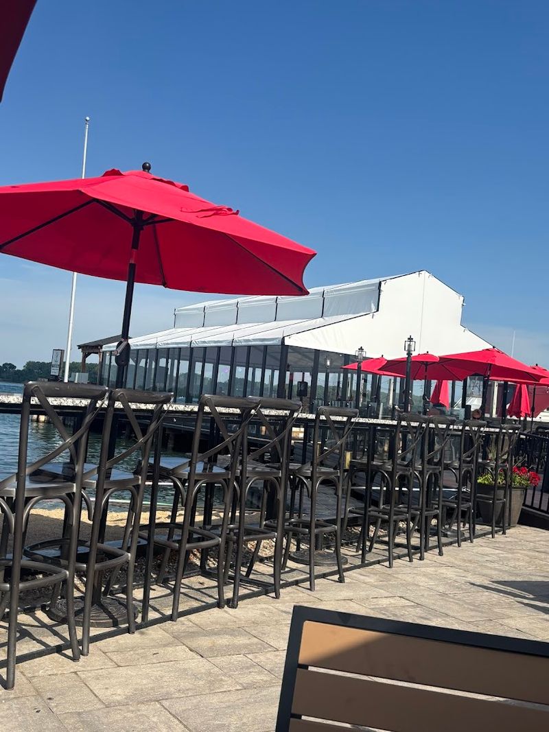 The Waterfront Restaurant & Lounge, Wyandotte