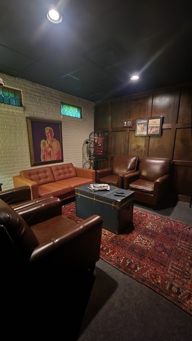 Quiet Corners And Crowd Rhythm