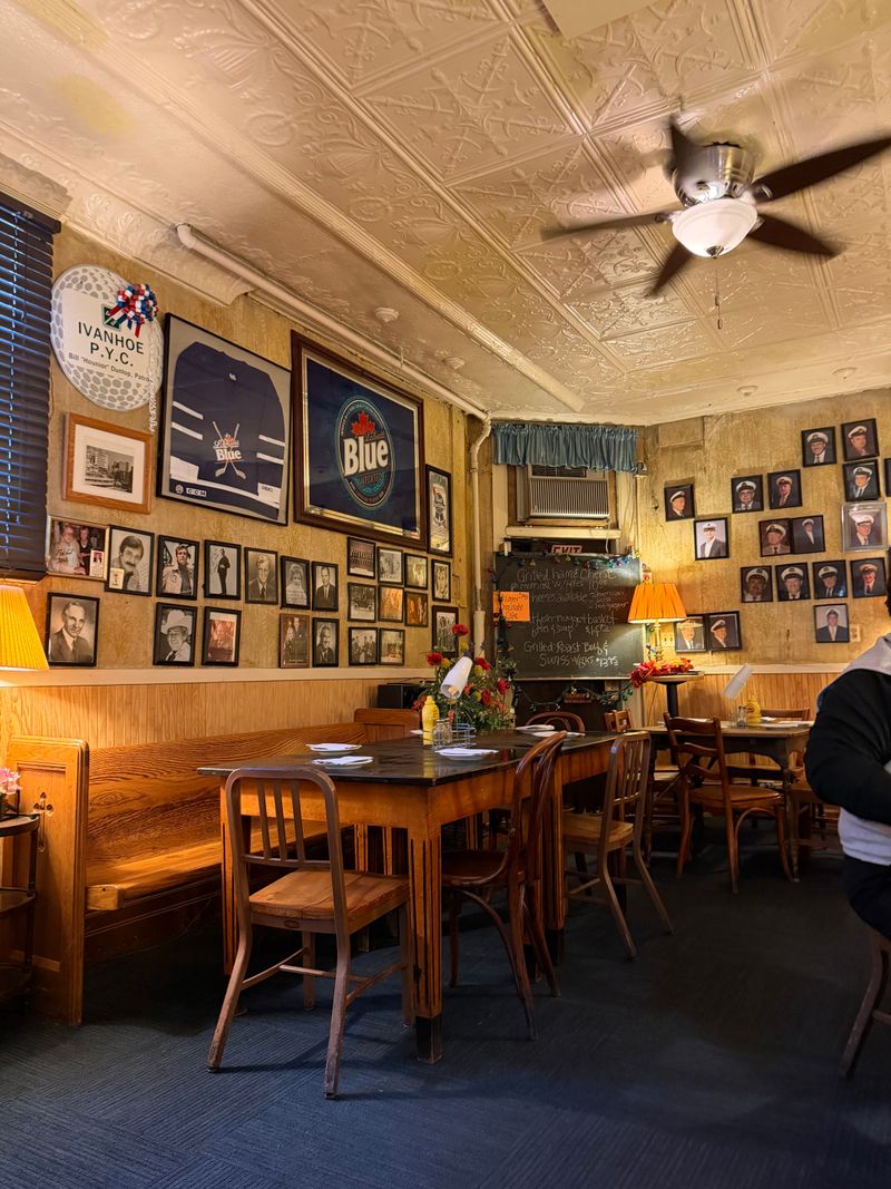 Ivanhoe Cafe (Polish Yacht Club), Detroit