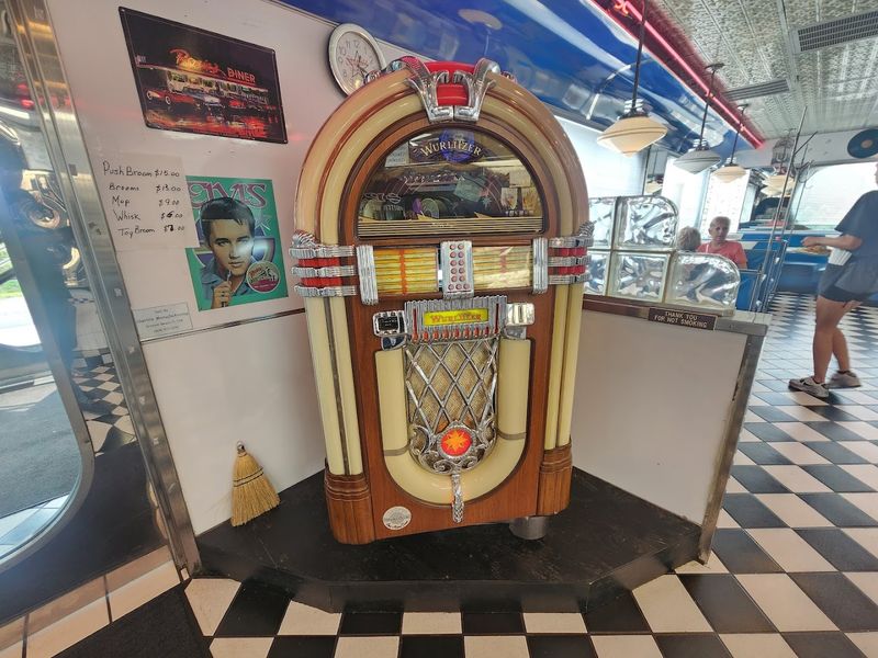 The Wurlitzer Jukebox Is the Real Deal