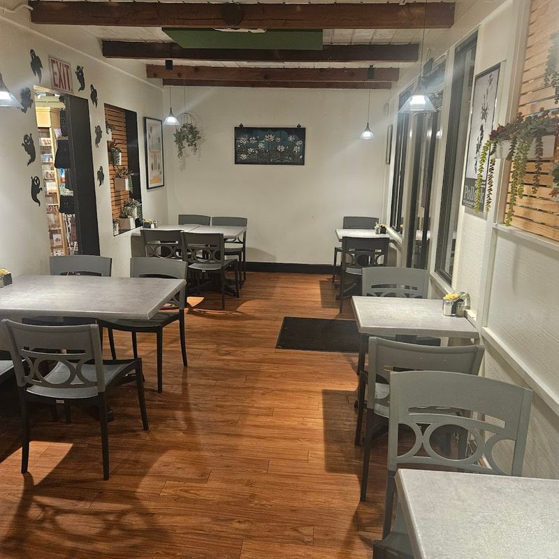 Why Locals Treat Blue Willow Like A Best-Kept Secret Worth Sharing