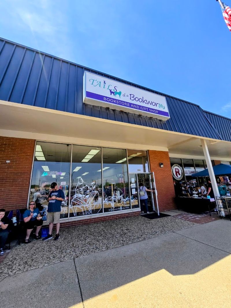 Practical hours and an easy small-town stop