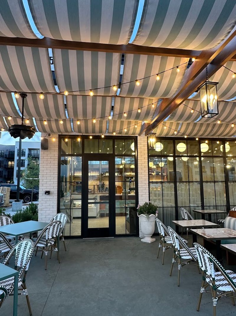 Un Deux Trois Cafe, Rogers