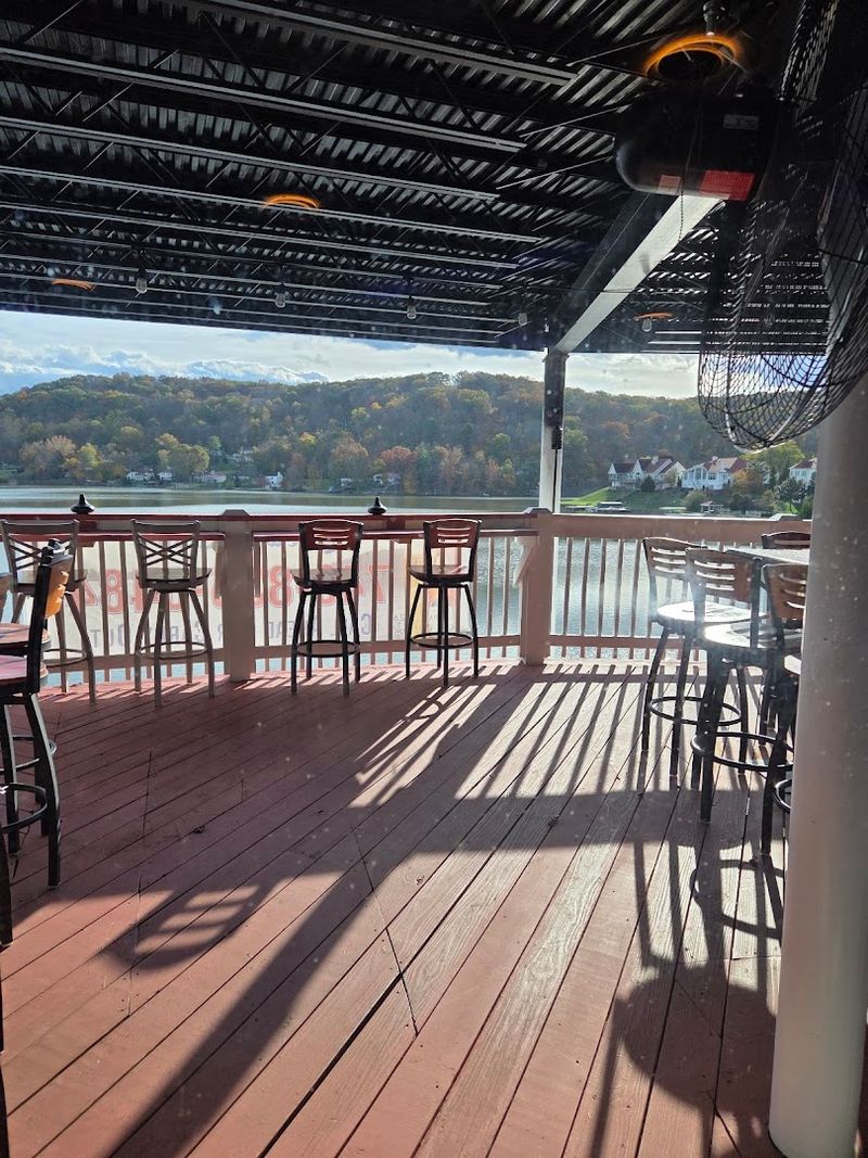 Lake White Club Bar & Grill, Waverly