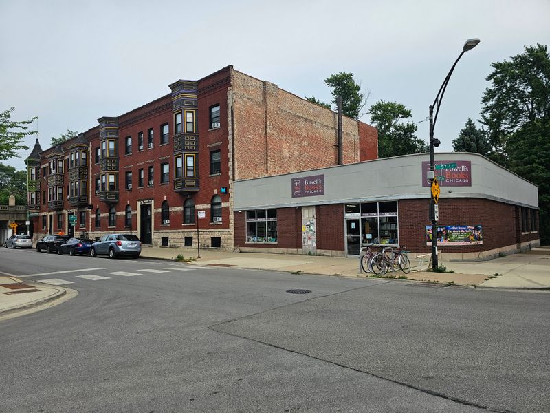 A Hyde Park Setting With Built-In Charm