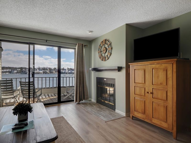 Sleep Over Round Lake