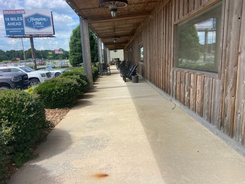 Tadpole's Catfish Barn — Pleasant Plains, AR
