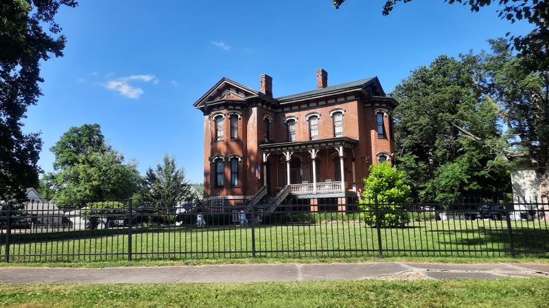 Magnolia Manor’s Genteel Echo