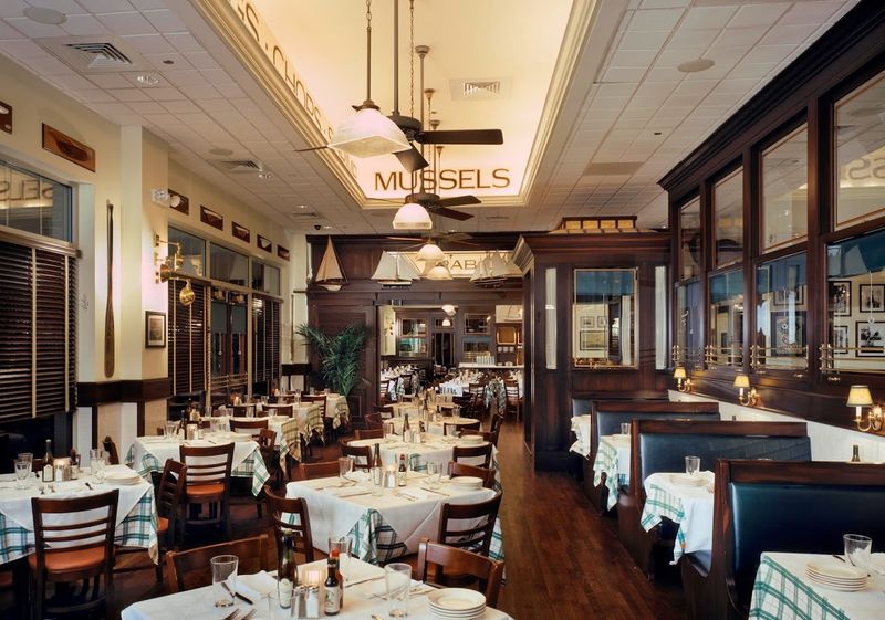 Hugo's Frog Bar & Fish House - Naperville