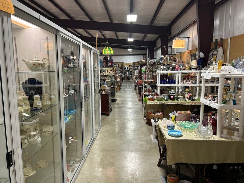Marshall, Illinois – Whippoorwill Antique Mall