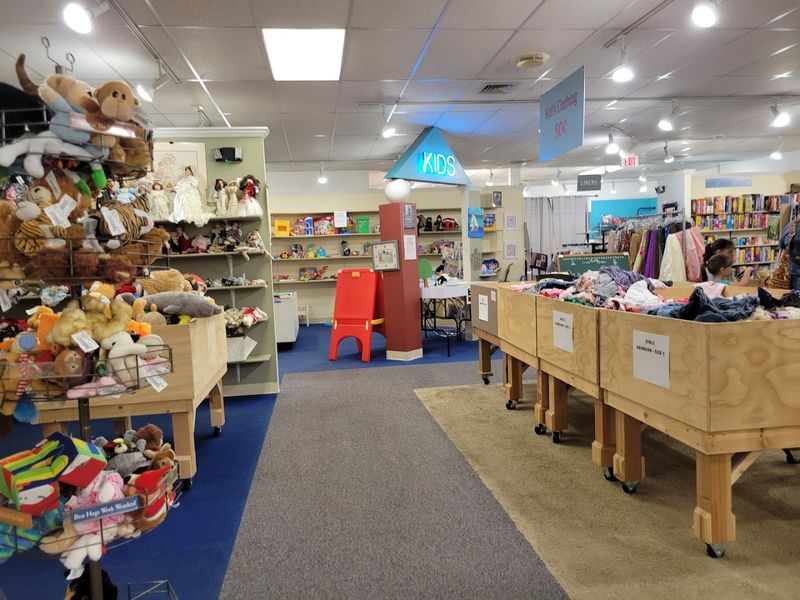 Re-Uzit Shop of New Holland, New Holland