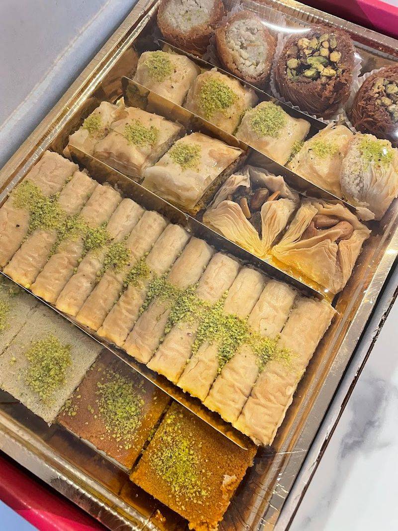 Use A Mixed Box To Learn The Pastry Case